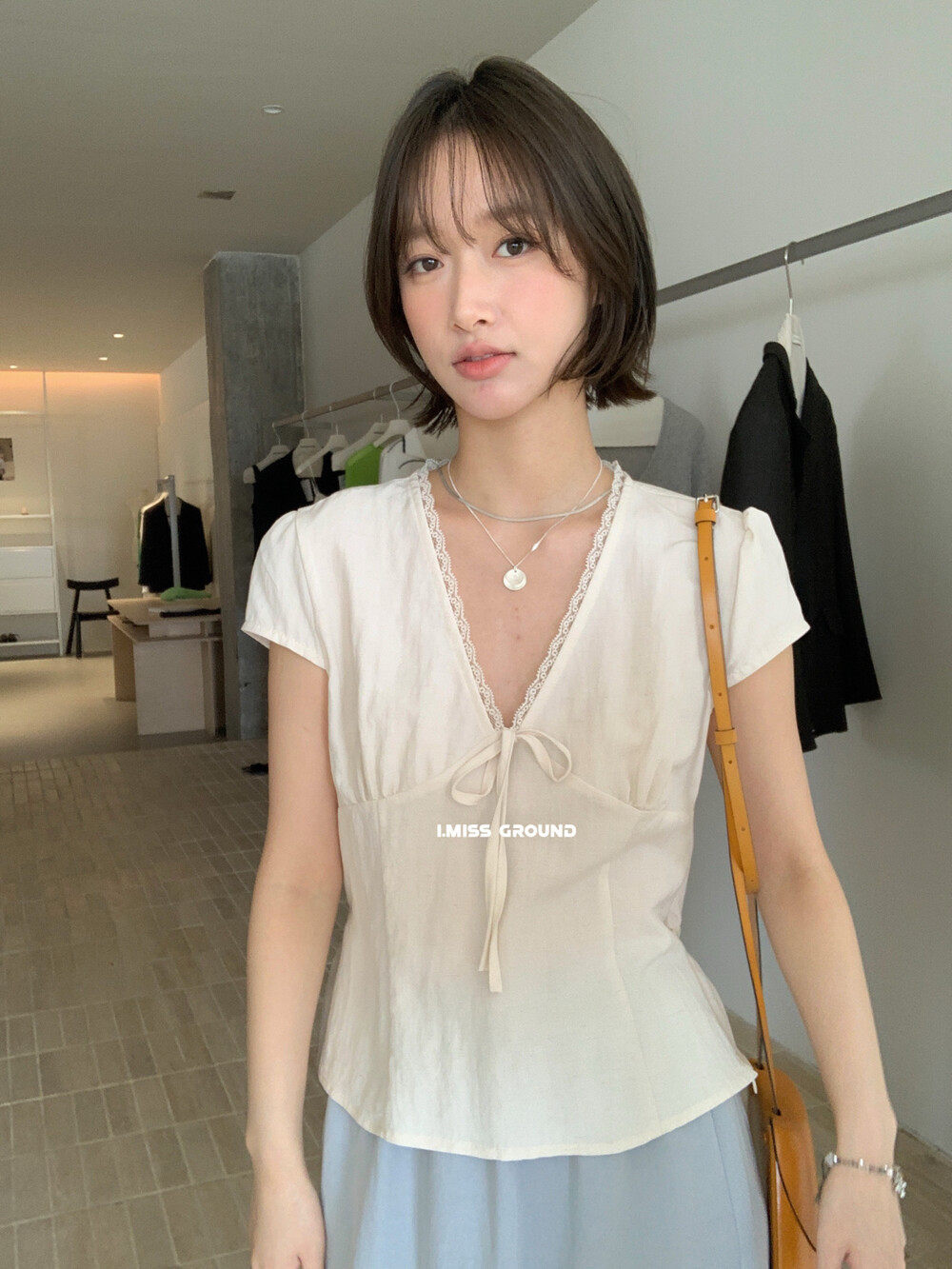 Áo sơ mi nữ tay ngắn cổ V phối nơ xinh xắn — Màu xanh sữa, yến mạch chi tiết 5