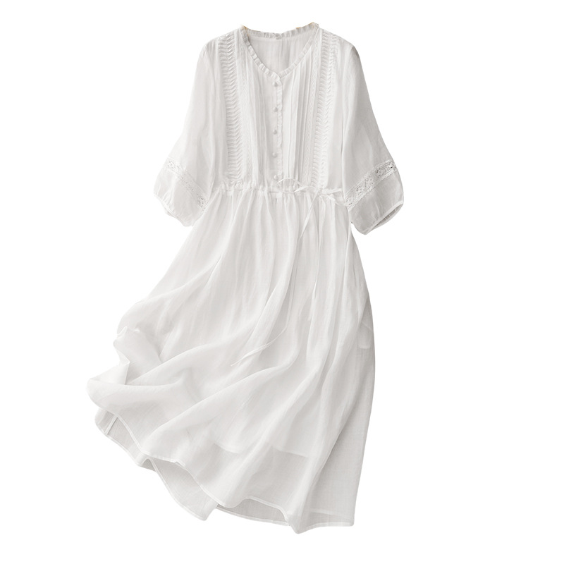 Realistic Shot: A White Ramie Fabric Loose-Fitting Long Dress With Artistic Flair, Perfect For Vacation Or Beachwear._ecoleips.com