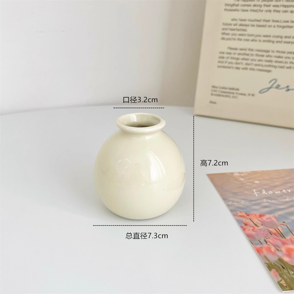 크림색 작은 원형 병