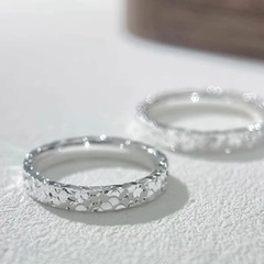 新型の氷氷の指輪の女性の純銀の999小衆は設計して軽くて豪華な感じのカップルは口を閉じて彼女に送ります。