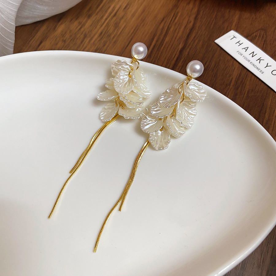 Pendientes de borla de pétalo blanco perla de plata Pendientes retro francés femenino Pendientes de todo fósforo de temperamento Diseño de nicho