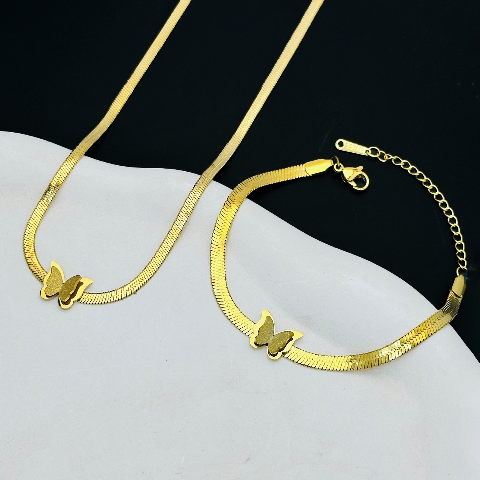 Temperamento de acero de titanio simple collar de cuchilla de mariposa mujer no desvanecer pulsera moda dorada accesorios de conjunto universal