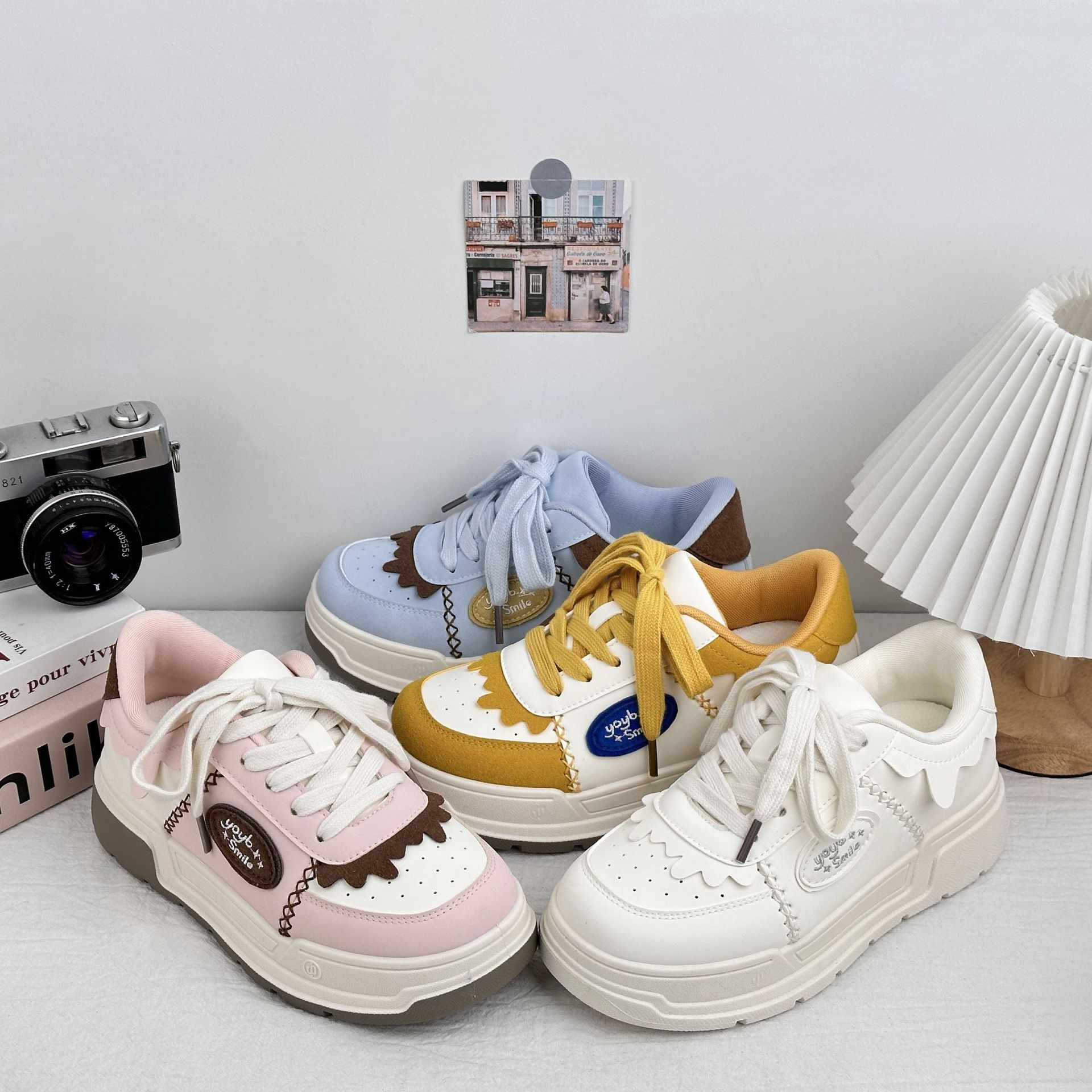 Zapatos de suela gruesa de larga onda para mujeres 2025 verano nuevo dulce estilo de estilo de escuela zapatos de skate casuales pequeños zapatos blancos