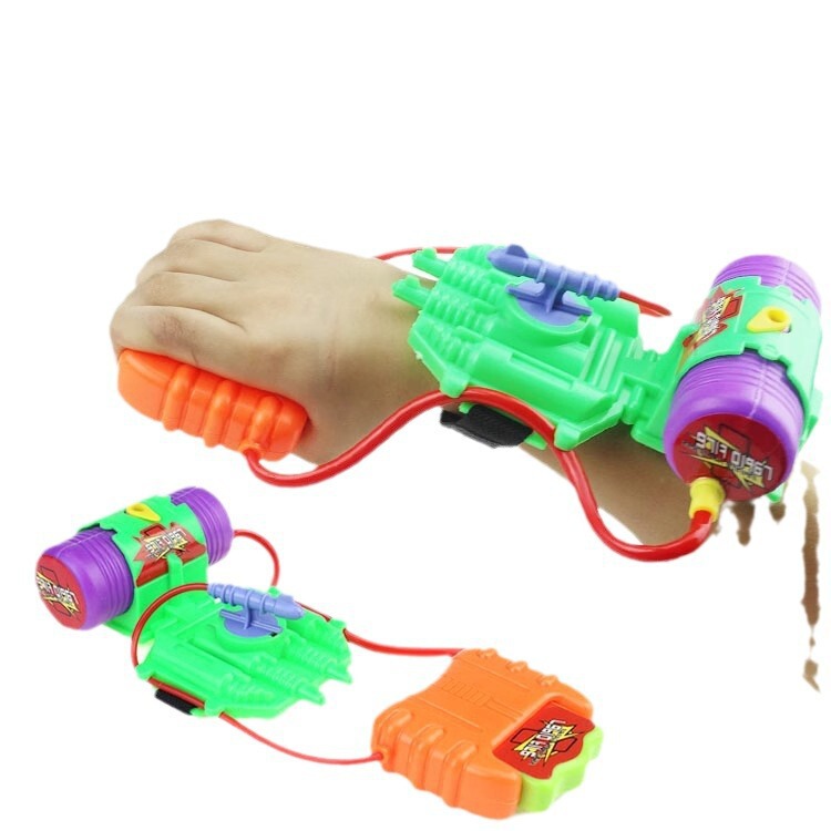 子供の屋外で水を打つのは神器の小さい水鉄砲の子供のおもちゃです。|undefined