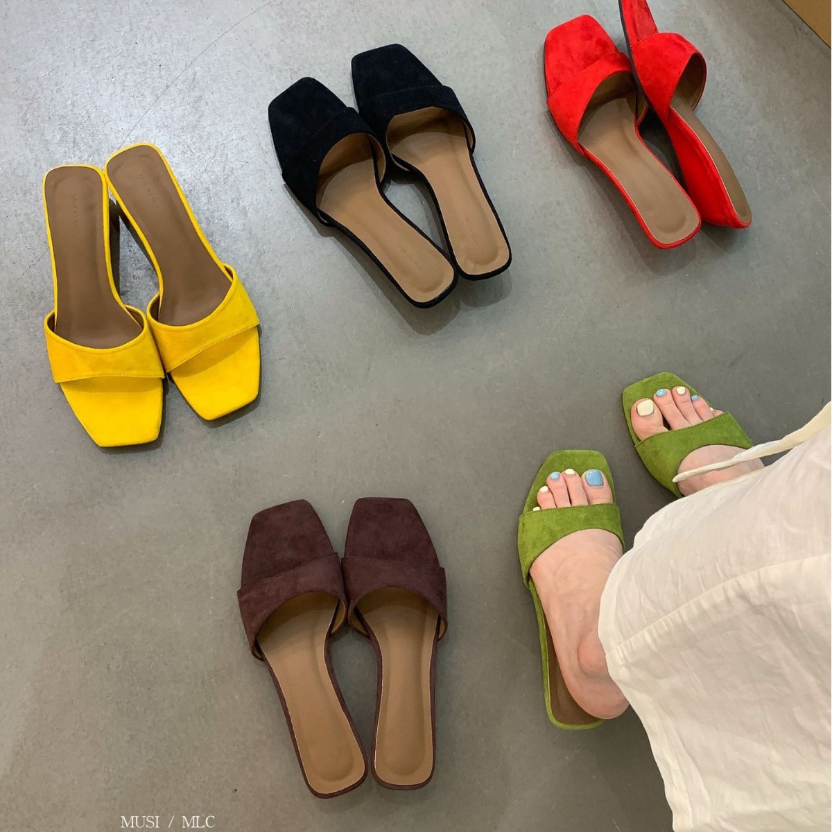 여성용 웨지 슬리퍼 2025 새로운 스웨이드 여름 하이힐 스퀘어 토 샌들