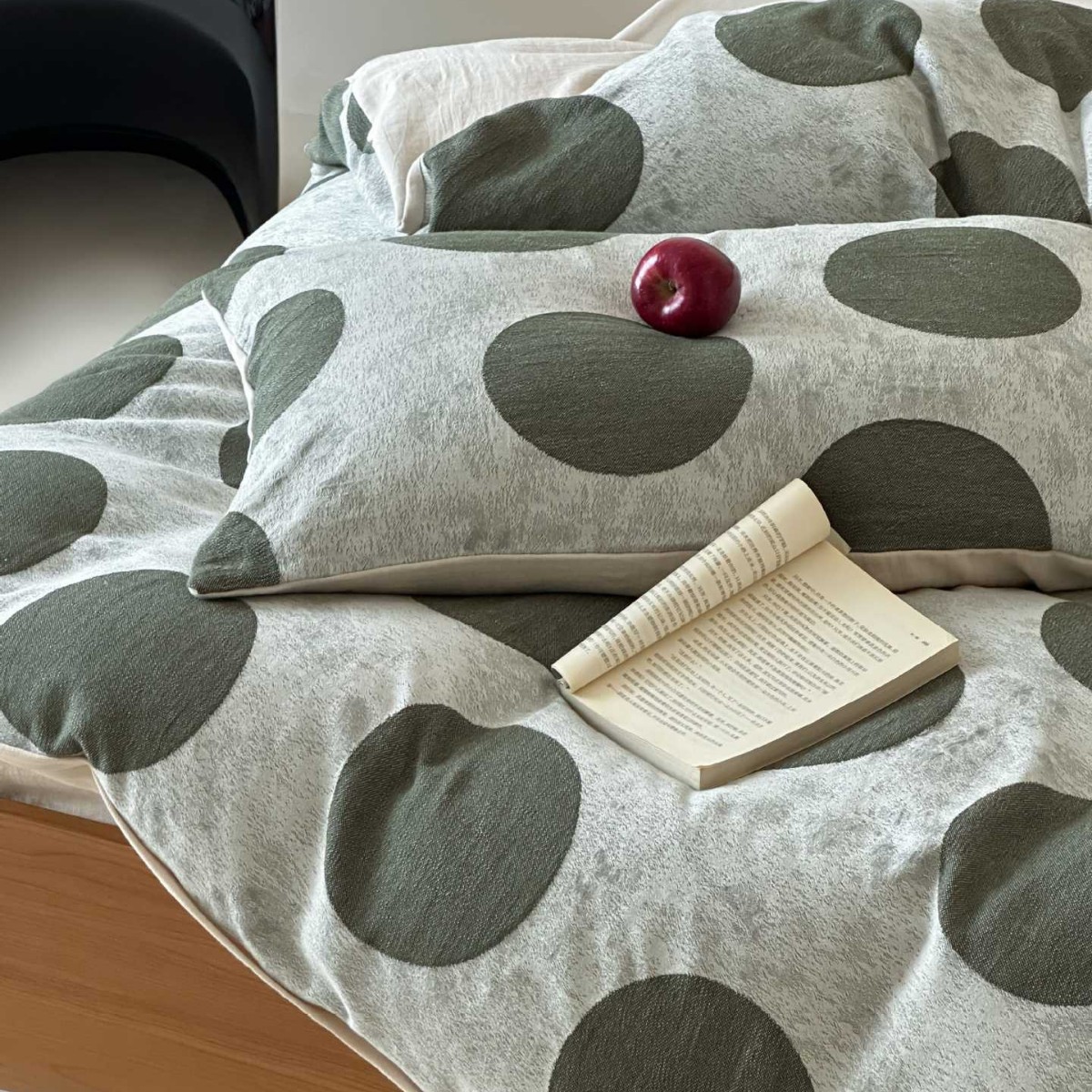 Conjunto de quatro peças minimalista nórdico retrô com estampa de bolinhas verdes em jacquard, composto por capa de edredom e lençol de cama em algodão puro, macio e agradável à pele._voghion.com