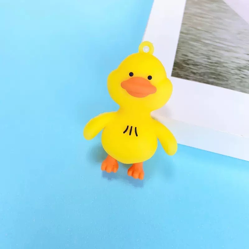 Creativo de dibujos animados pegamento suave pato amarillo colgante llavero adorable reabastecimiento de pato colgante bolsos accesorios llavero al por mayor