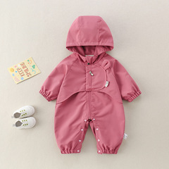 乳幼児の春のワンピースの男女の赤ちゃんの春のタイプの防風は外に出て服を着ます。