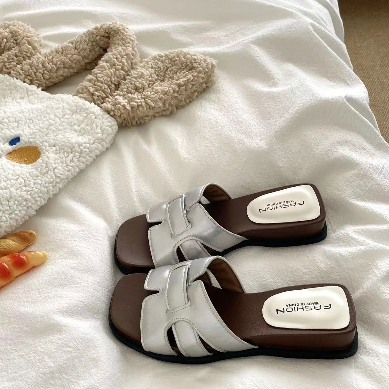 Zapatillas de moda de talón de temperamento para mujeres 2026 verano nuevo cuadrado de talón de moda europea y americana zapatillas de moda casuales zapatillas de mujer