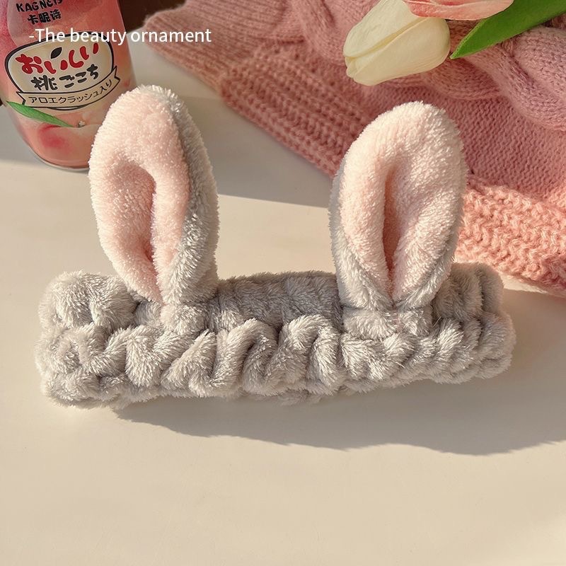 顔を洗って髪を洗って新型の少女の韓国の化粧をつけてマスクの専用のカチューシャをつけます。