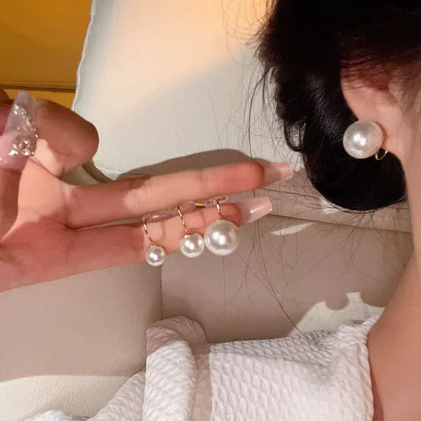 Temperament high-grade round strong light Shi home pearl earrings female ins niche socialite atmospheric mosquito incense plate without ear hole ear