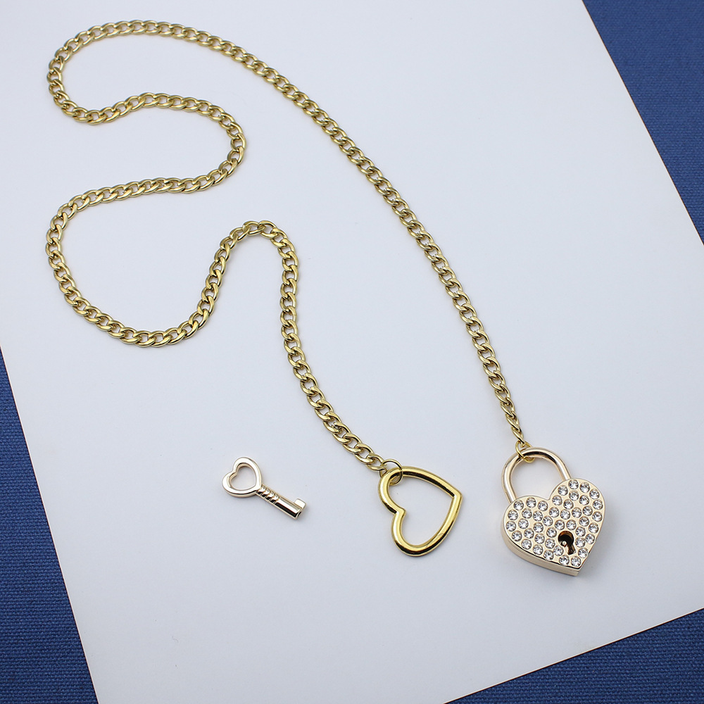 Collar de corazón con incrustaciones de diamantes y cadena móvil_voghion.com