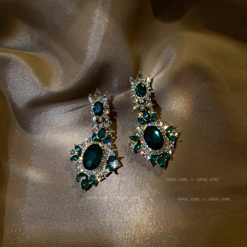 Fashion Rhinestone Emerald Geometric Contrast Color Earrings Wholesale display picture 3