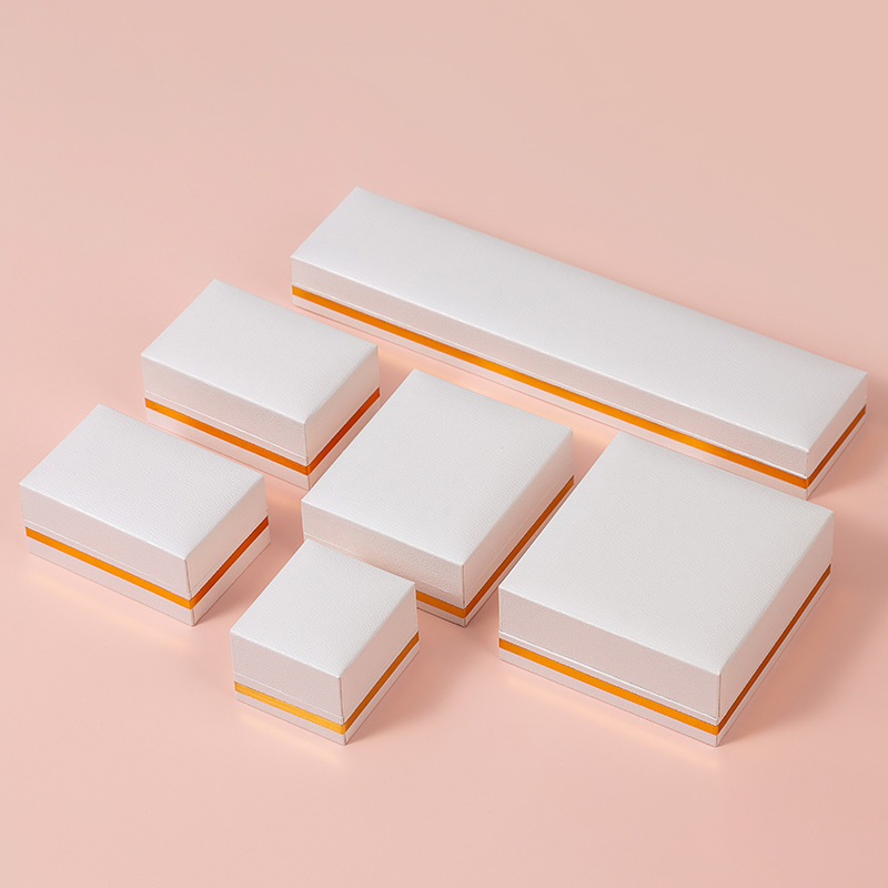 Nuevo Phnom Penh blanco de ángulo recto papel relleno de alta calidad anillo de moda pendientes collar pulsera anillo caja de embalaje al por mayor