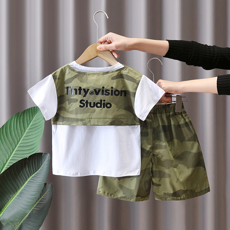 7176 Traje de manga corta para niños 2025 nuevo verano chico guapo falso dos piezas de camuflaje traje delgado de dos piezas