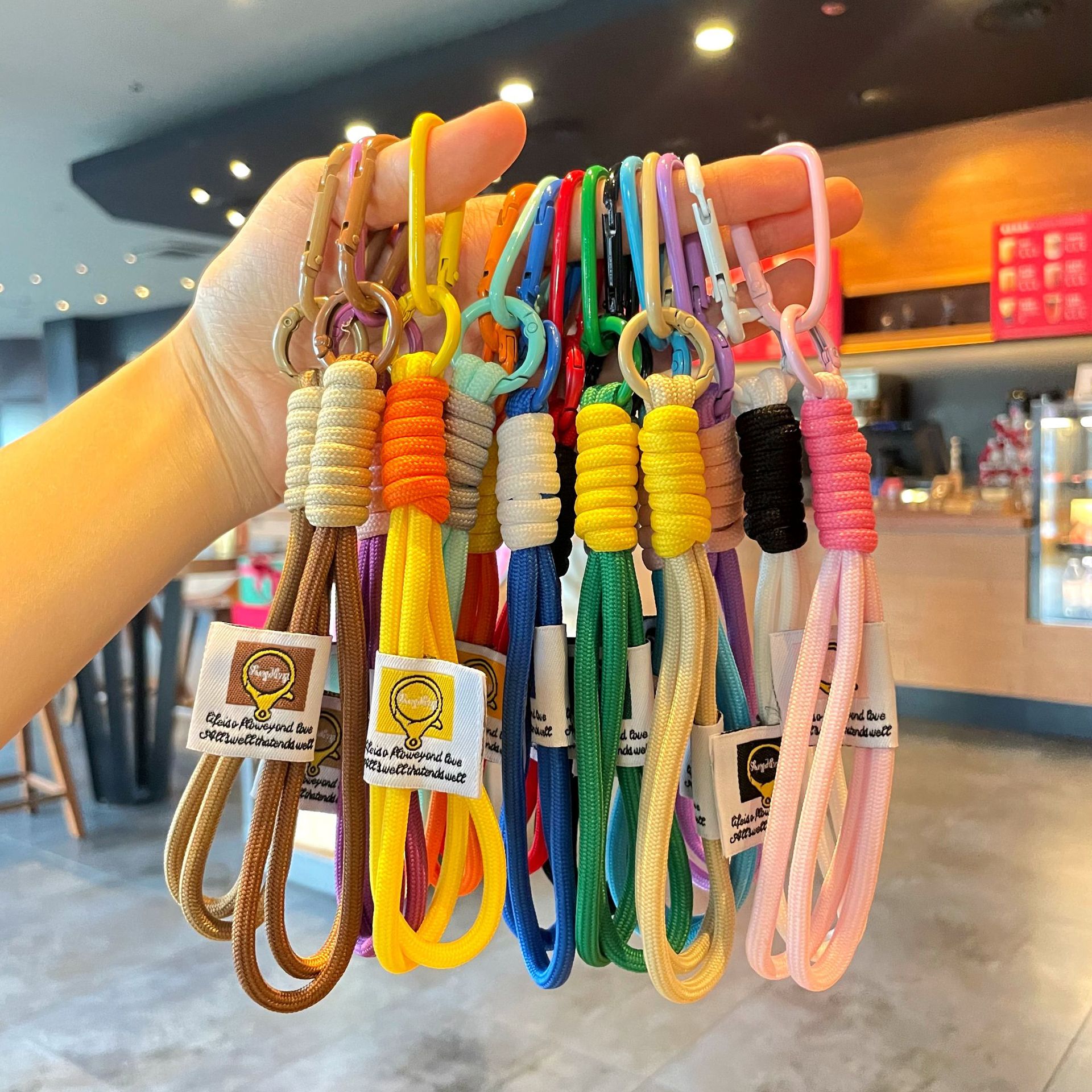 Estilo simple cuerda tejida a mano cordón de color de contraste llavero carcasa del teléfono móvil cuerda de mano portátil colgante de nicho de moda de bricolaje