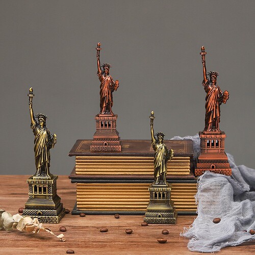 Creative metal crafts American living room ornaments Statue of Liberty model desktop ornaments teacher holiday gift