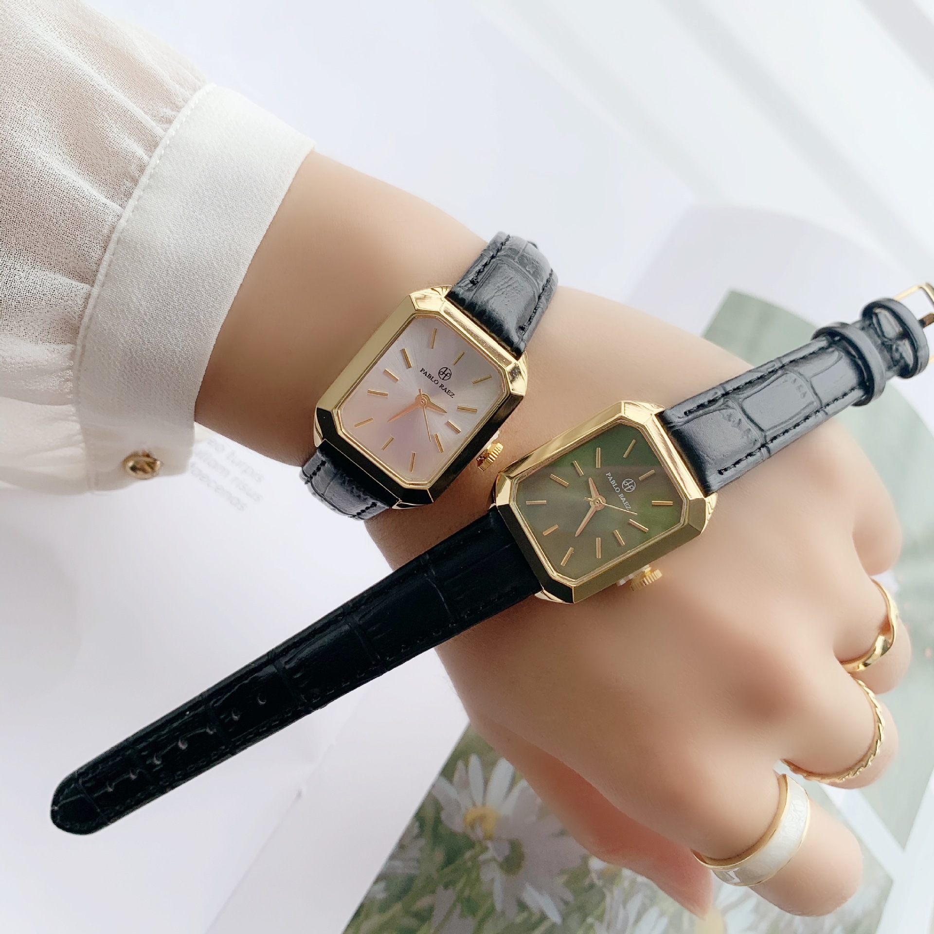 Nuovo piccolo orologio verde di lusso leggero Cintura casual alla moda Orologio da donna Quadrante quadrato Orologio da lavoro Regalo di fascia alta per impiegati e studenti_voghion.com