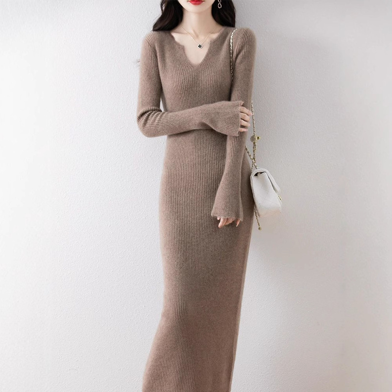 女性用のロングVネックセータードレス、秋冬の新しいエレガントなニットドレス、コート付き、スリムフィット、膝上、多用途のベースレイヤー|undefined