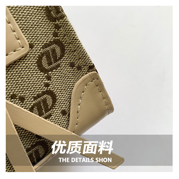 This stylish single-shoulder handbag, with a simple and casual texture, is a new Korean style crossbody small square bag for women in the autumn of 2024 undefined