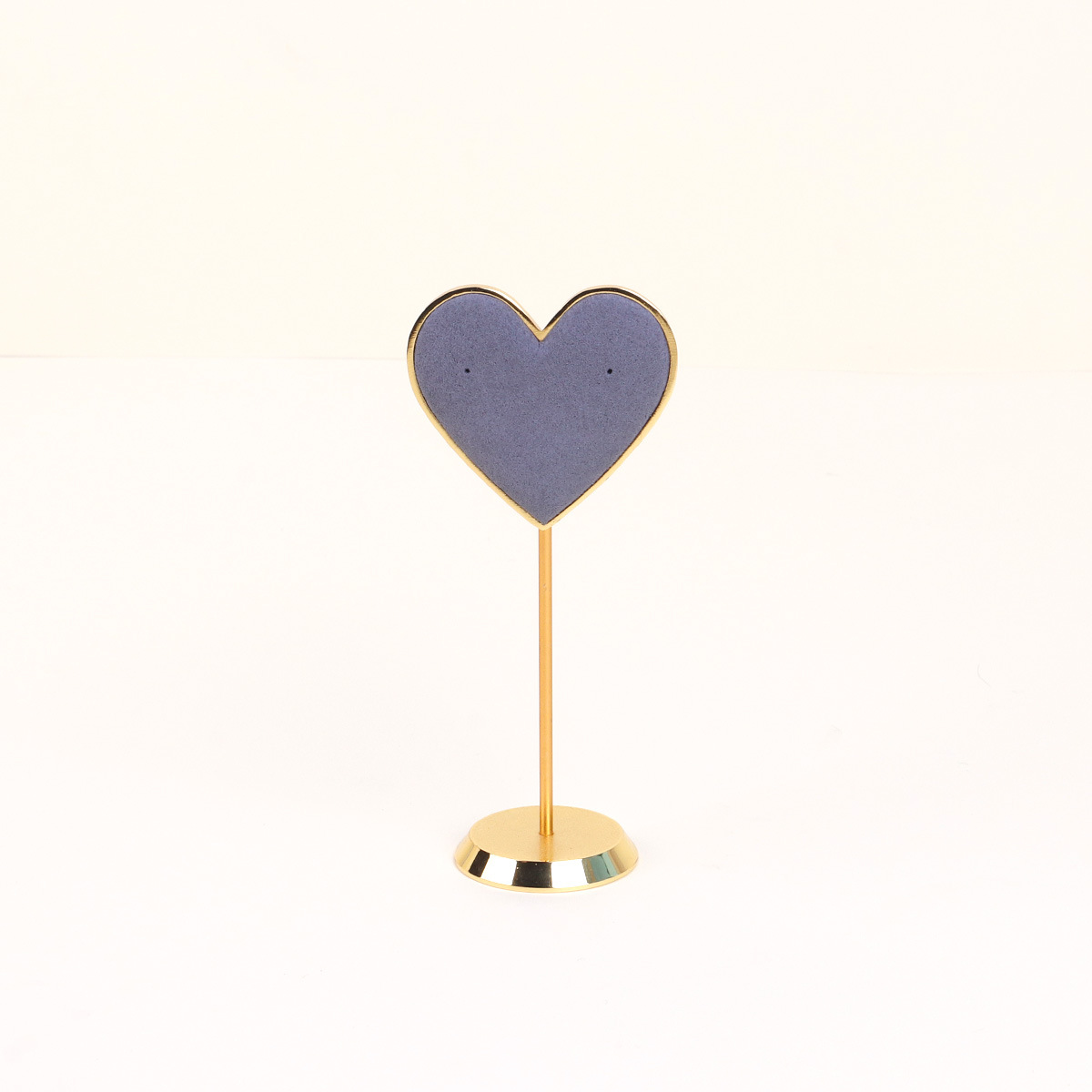 �������˰���Բ�׶���չʾ�ܶ��������������ɼܳ��м���Ʒ�ڼ�