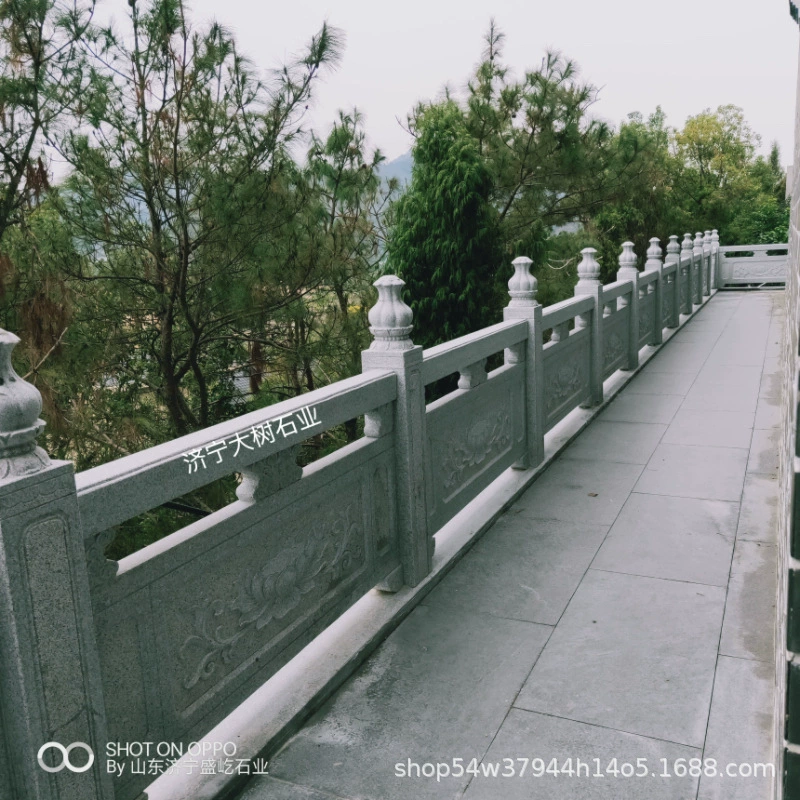 Гранитные мраморные перила моста, резьба по речному камню, перила балкона, рельефное ограждение из белого мрамора и зеленого камня.