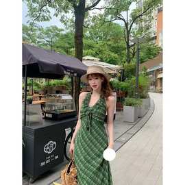 法式御姐风高级绿色格纹挂脖连衣裙夏季新款通勤辣妹修身显瘦裙子