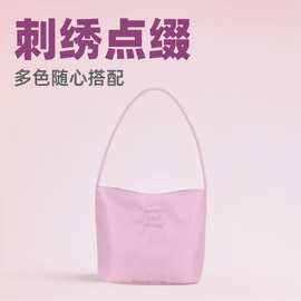 韩国刺绣小方包水桶型尼龙时尚潮流通勤日系水桶包春夏新款单肩