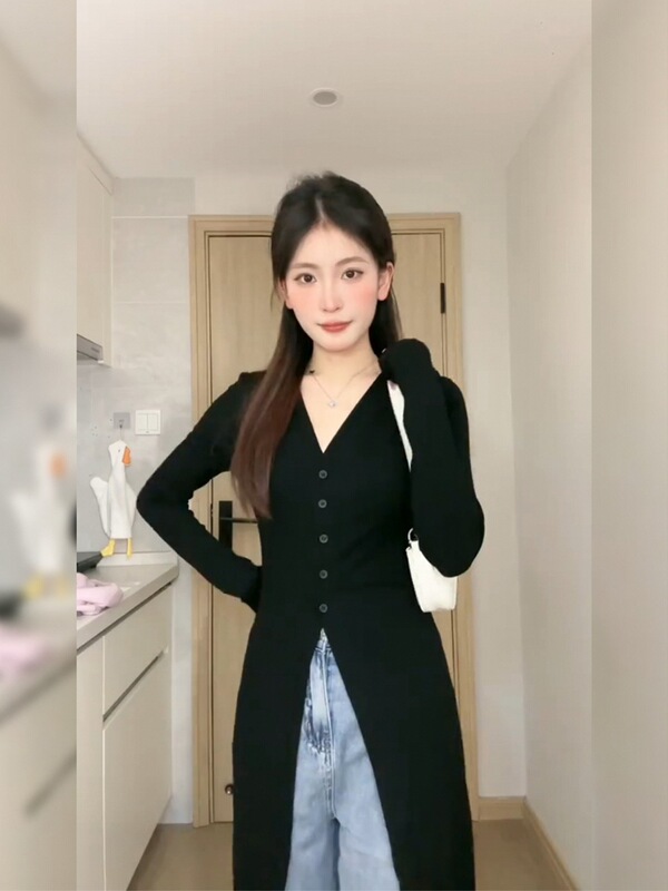 Korean-Style Lazy Chic Black V-Neck Long-Sleeve Dress for Women, Early Autumn 2025 New Chic Short Slit Dress