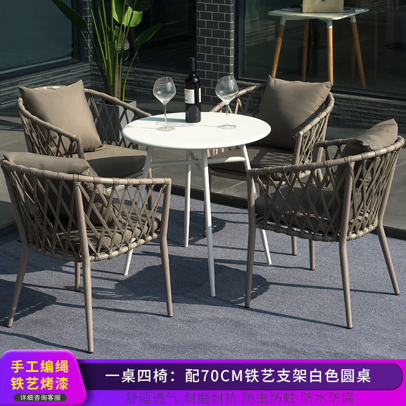 Conjunto de mesa y sillas para exteriores, mesa y sillas de comedor de ratán para patio de villa, conjunto de tres piezas de silla de ratán para balcón nórdico, muebles sencillos, material de ratán.