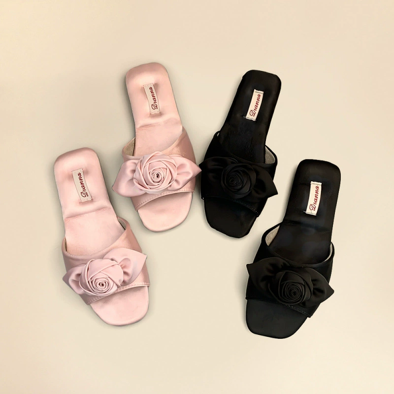 Стильные красивые женские сандалии из атласа с розовыми бутонами для лета, дома и помещений, оптовые продажи напрямую от производителя.