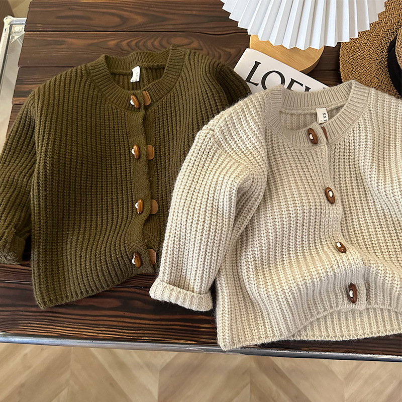 Suéter para niños con botones de cuerno, estilo coreano, cárdigan de punto, nuevo para otoño/invierno 2023, retro, versátil, abrigo de moda para niñas, de tendencia
