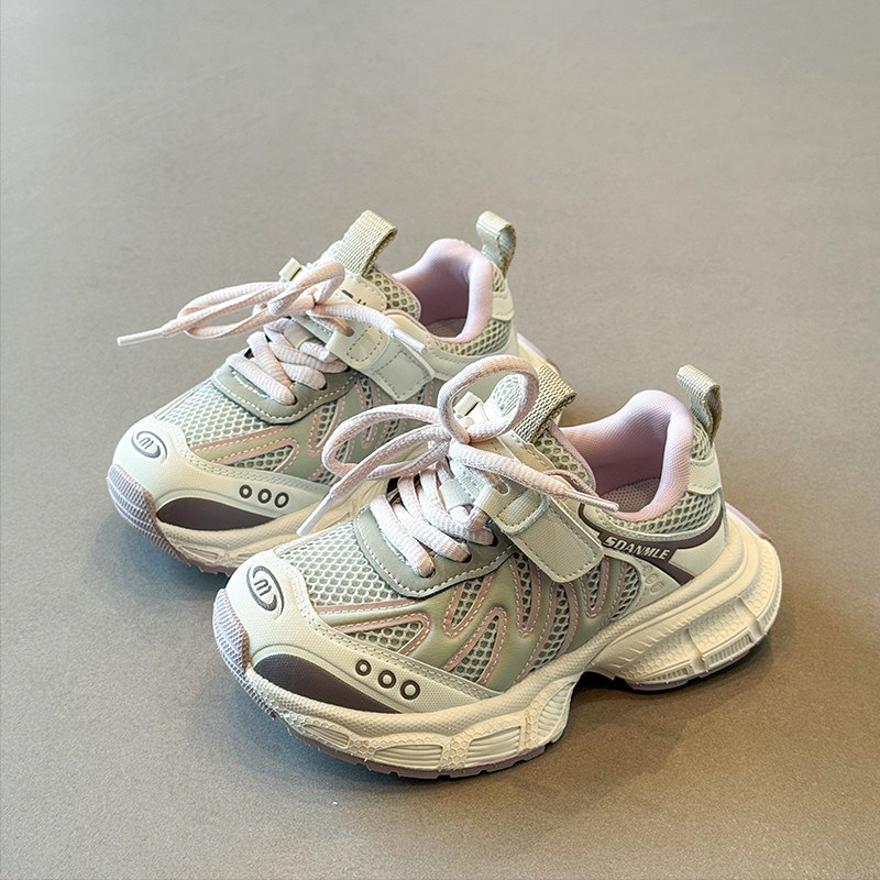 Zapatos casuales transpirables de malla de niñas 2026 verano nuevos zapatos deportivos de moda para niños con velcro de velcro
