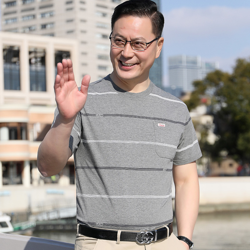 2024 nueva camiseta de manga corta para papá para hombres de 40 a 50 años de edad, de mediana edad y ancianos, seda de hielo, cuello redondo, rayas para hombres al por mayor