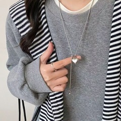 非常にシンプルな銀色の愛のペンダントのネックレスの女性の秋冬の軽い豪華な高級感のチタン鋼の引き出し式の長いタイプのセーターのチェーンの装飾