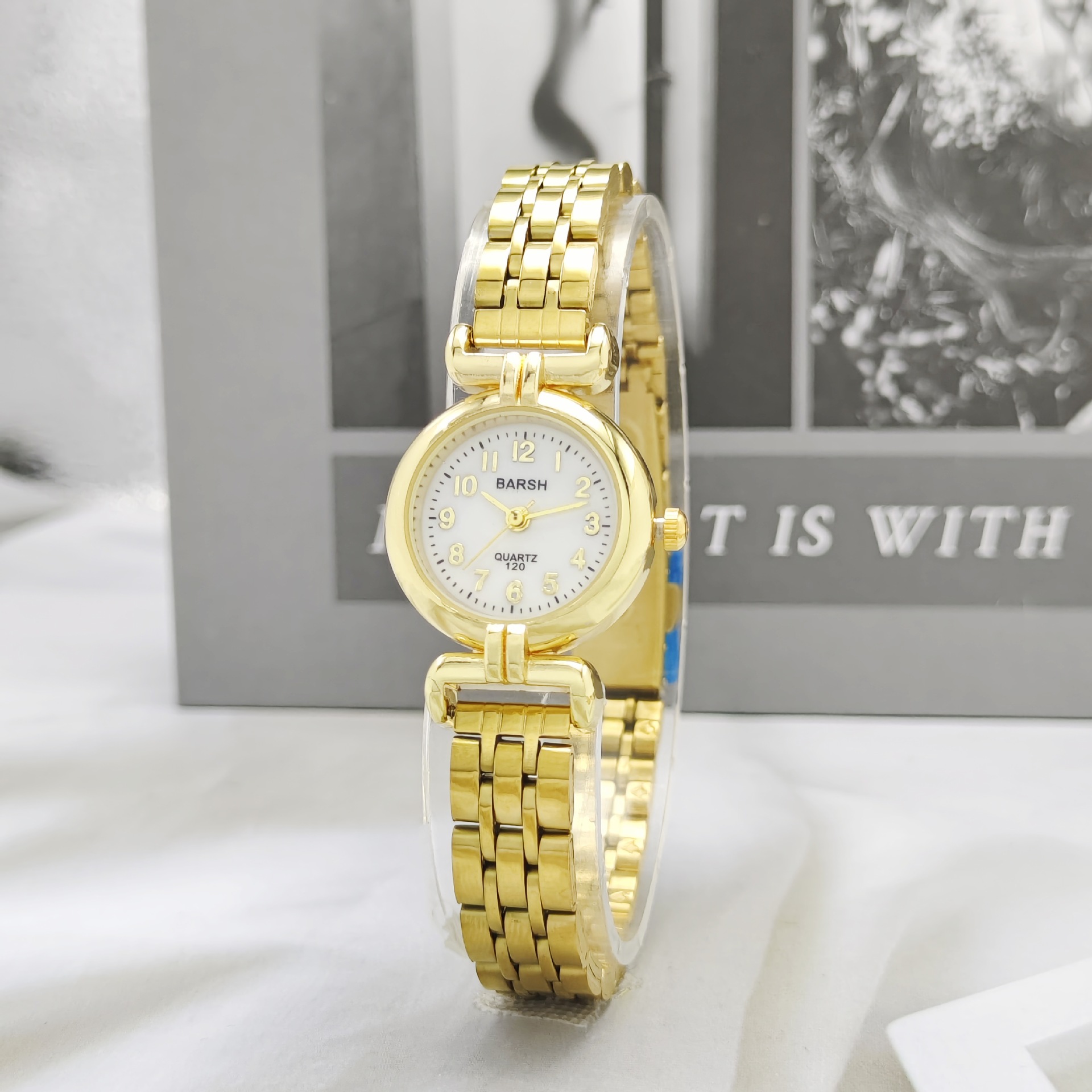 スチールベルトの新商品の小さい金色の女性の腕時計の女性の項の中で古風な高級感の石英の時計のシンプルな気質の広州の腕時計