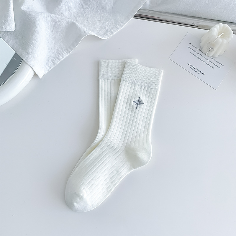 Calcetines de verano para mujeres de color sólido simple patrón de bordado mediano calcetines de algodón transpirable calcetines de mujer Zhuhai al por mayor