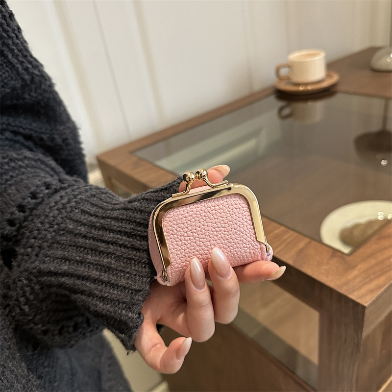 Nuevo bolso de lápiz labial de color sólido de estilo extranjero, mini bolso de mano de nicho de diseño de compras de moda compacto