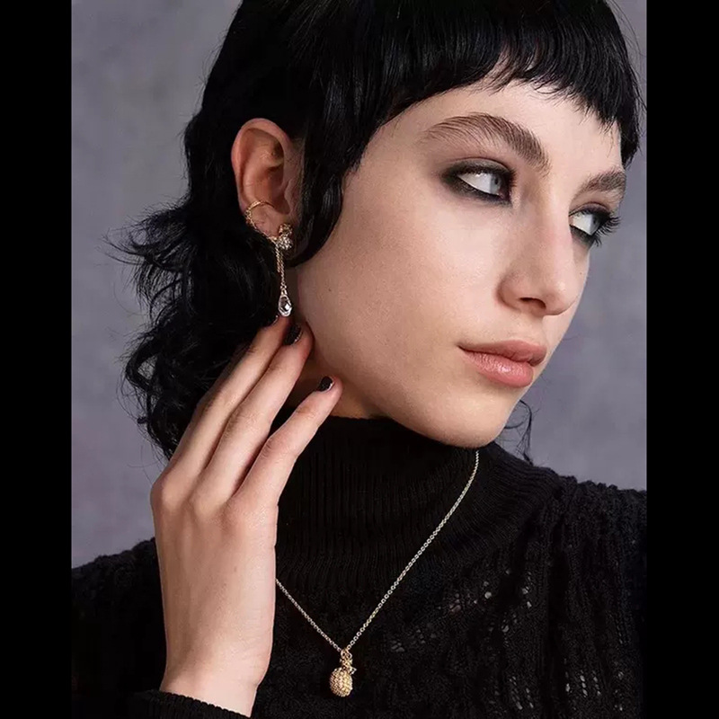 HENRIETTE马蹄扣水滴耳环-金800-2.jpg?x-oss-process=image/format,png