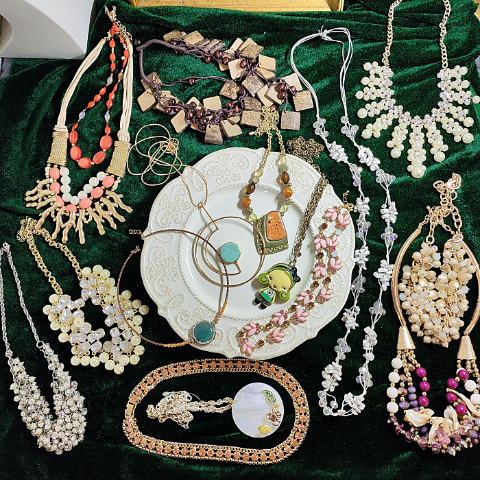 Collana con ciondolo a forma di bambola in pietra di cristallo con fiore e nappa di perle vintage, articolo unico per donna_voghion.com