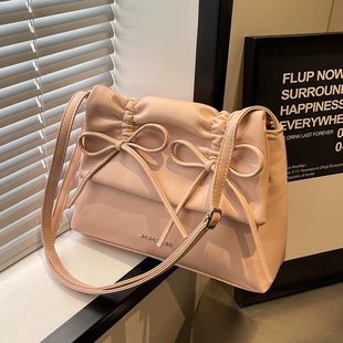 Capacious shoulder bag, one-shoulder bag with bow, western style