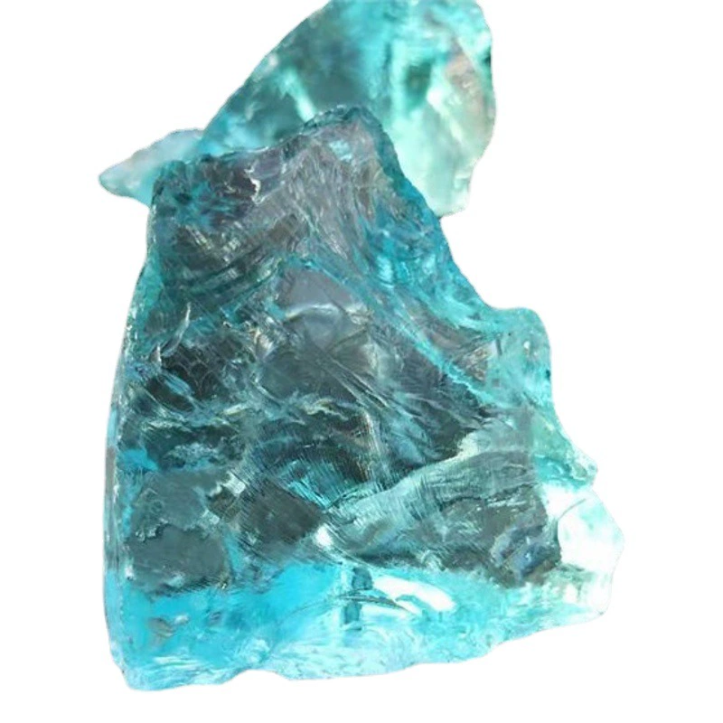 Садовая декоративная клетка из неровных стеклянных блоков цвета ледяного льда, наполненная геометрически shaped блоками синего цвета.