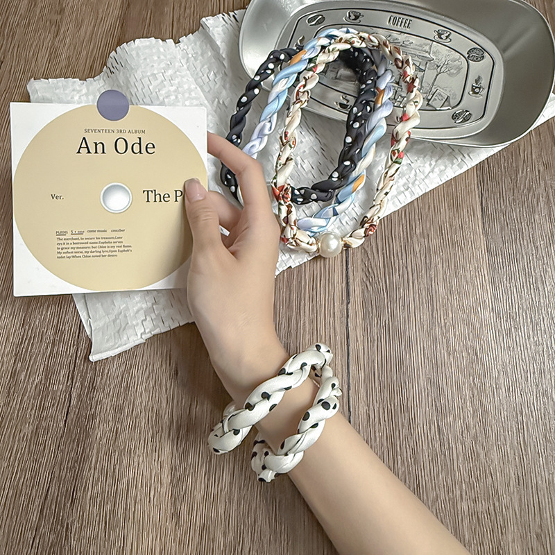 Collar de perlas de hebilla de atracción primavera y otoño verano decoración de cuello pequeña bufandas de mujer camisa de pañuelo de seda girada al por mayor