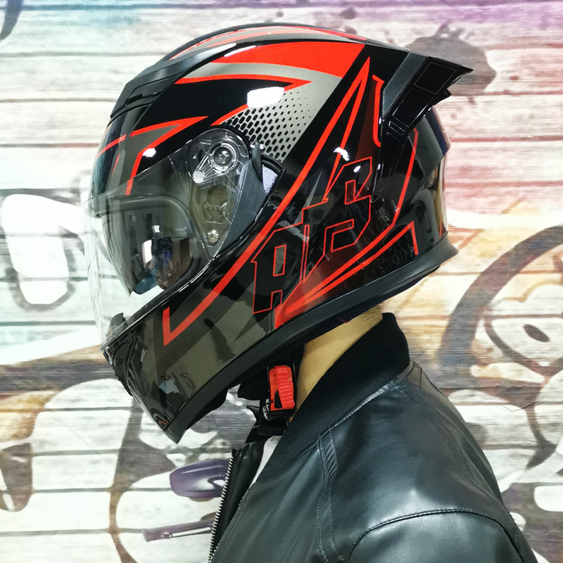 흰색 안개 + 꼬리가 있는 검정색과 빨간색 무상