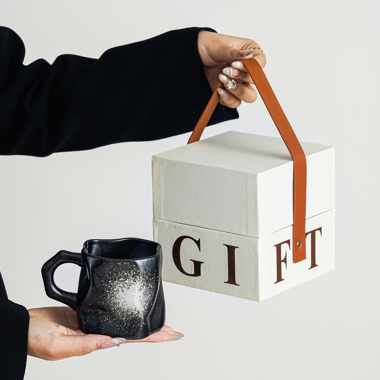 Taza de forma especial de cambio de horno, taza pellizcada a mano, taza de agua de café con leche de alta calidad de cerámica, taza de té de café de oficina, regalo pequeño