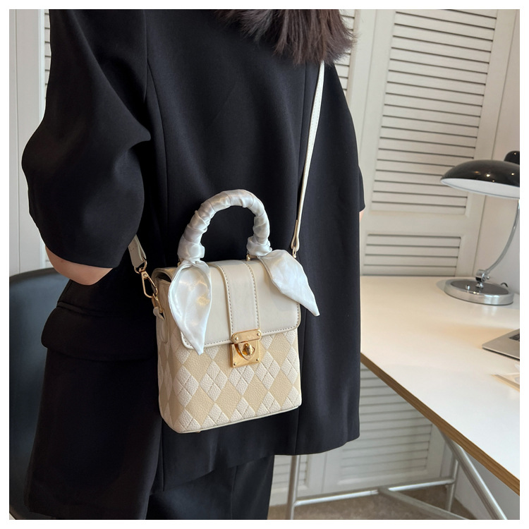 Women's Fashion Classic Style Solid Color Soft Surface Square Buckle Shoulder Bag Handbag Square Bag Pu Leather Shoulder Bags display picture 2