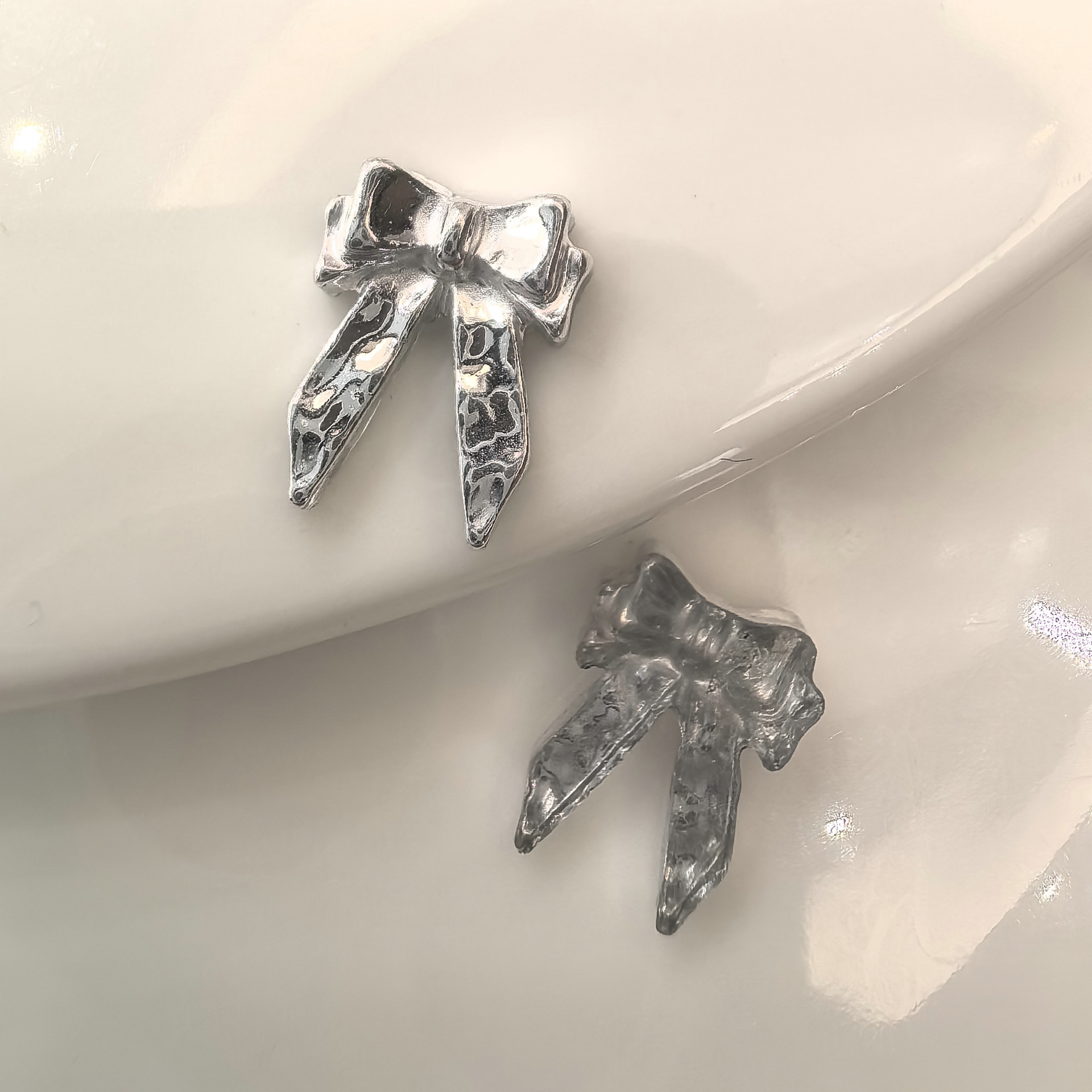 银色法式蝴蝶结美甲饰品合金喷漆法式精致立体复古简约蝴蝶结美甲