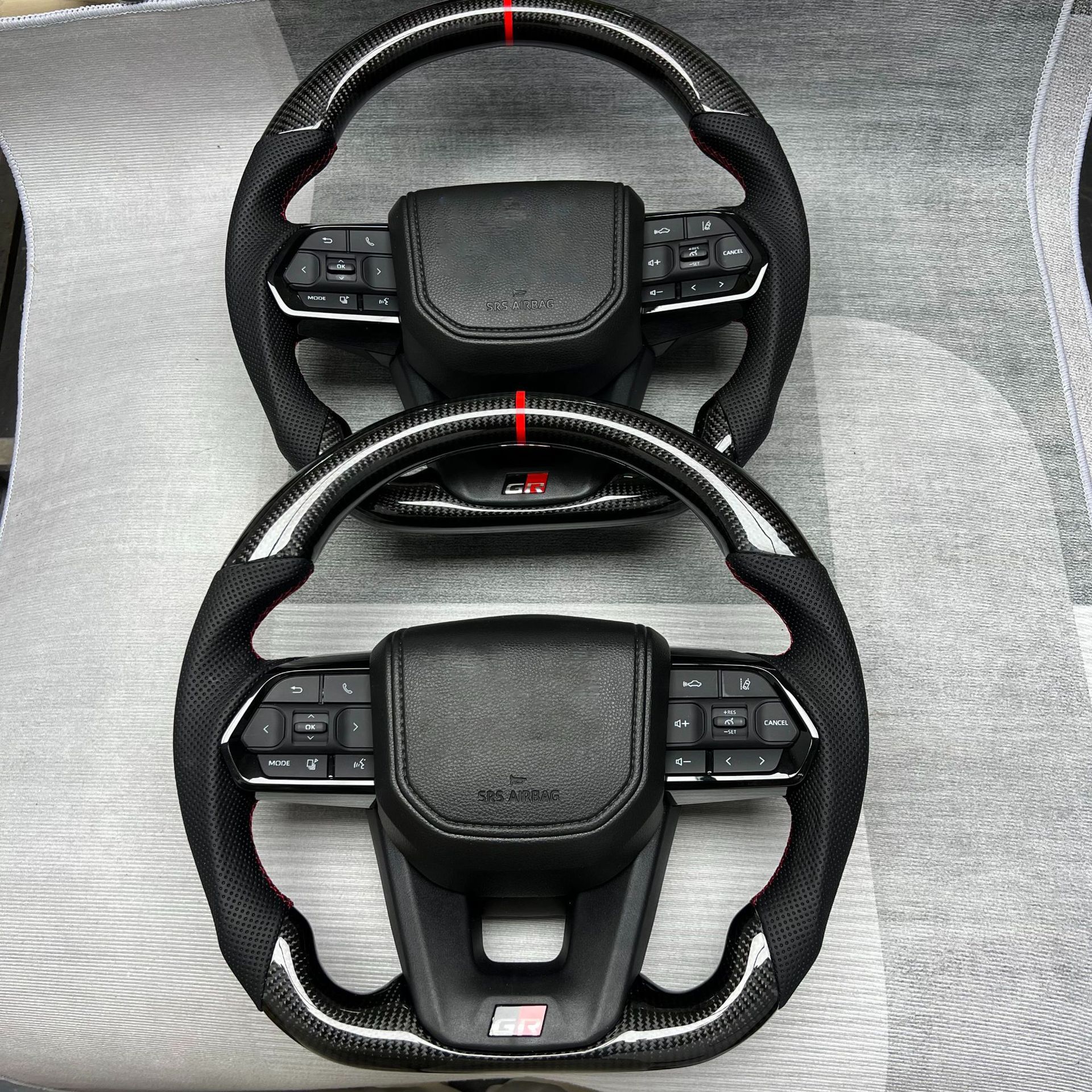 Carbon Fiber Steering Wheel Modification Suitable for Toyota Lc300, All Series Car Steering Wheels Can Be Customized for Order Processing