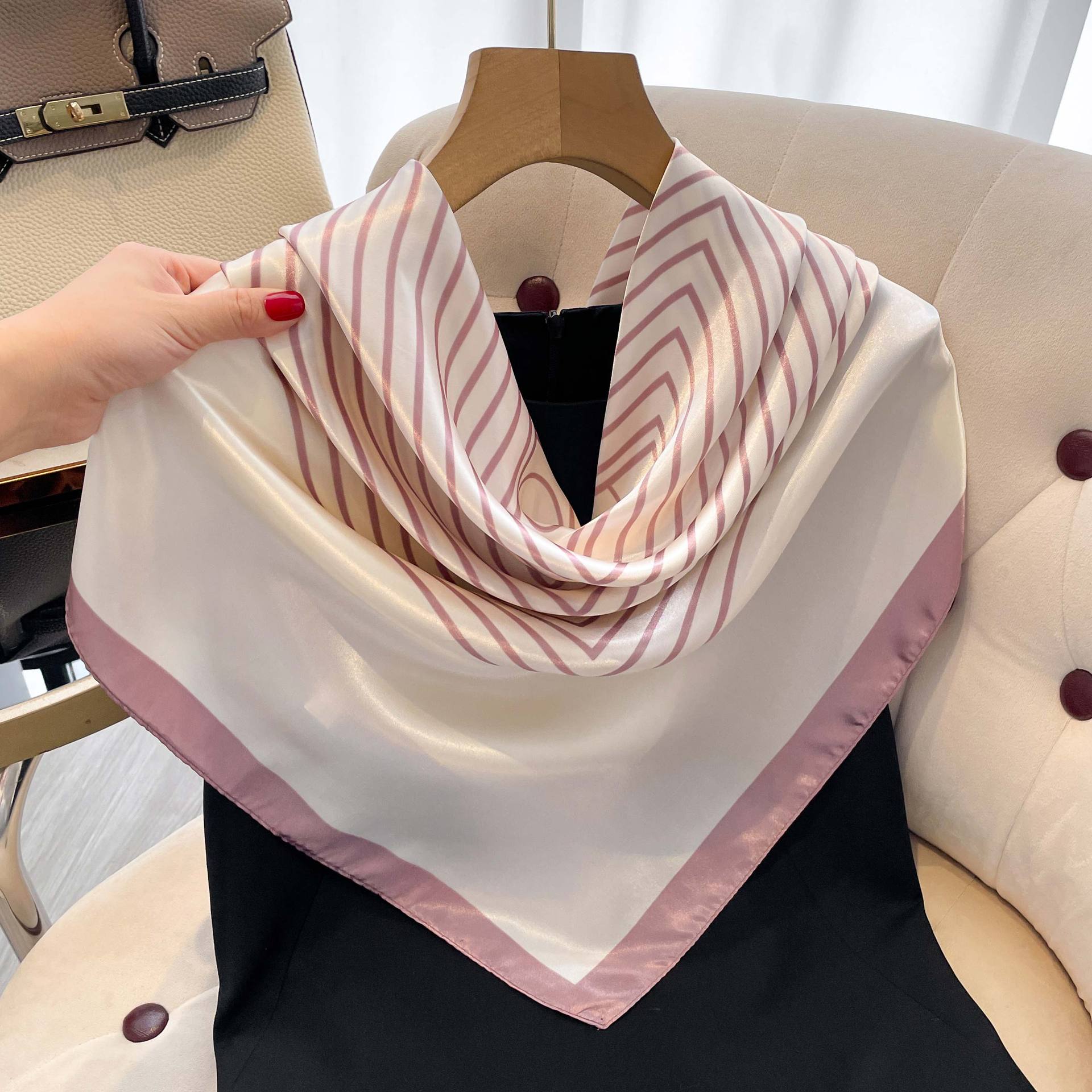 Pañuelo cuadrado estampado para mujer accesorio de moda_voghion.com