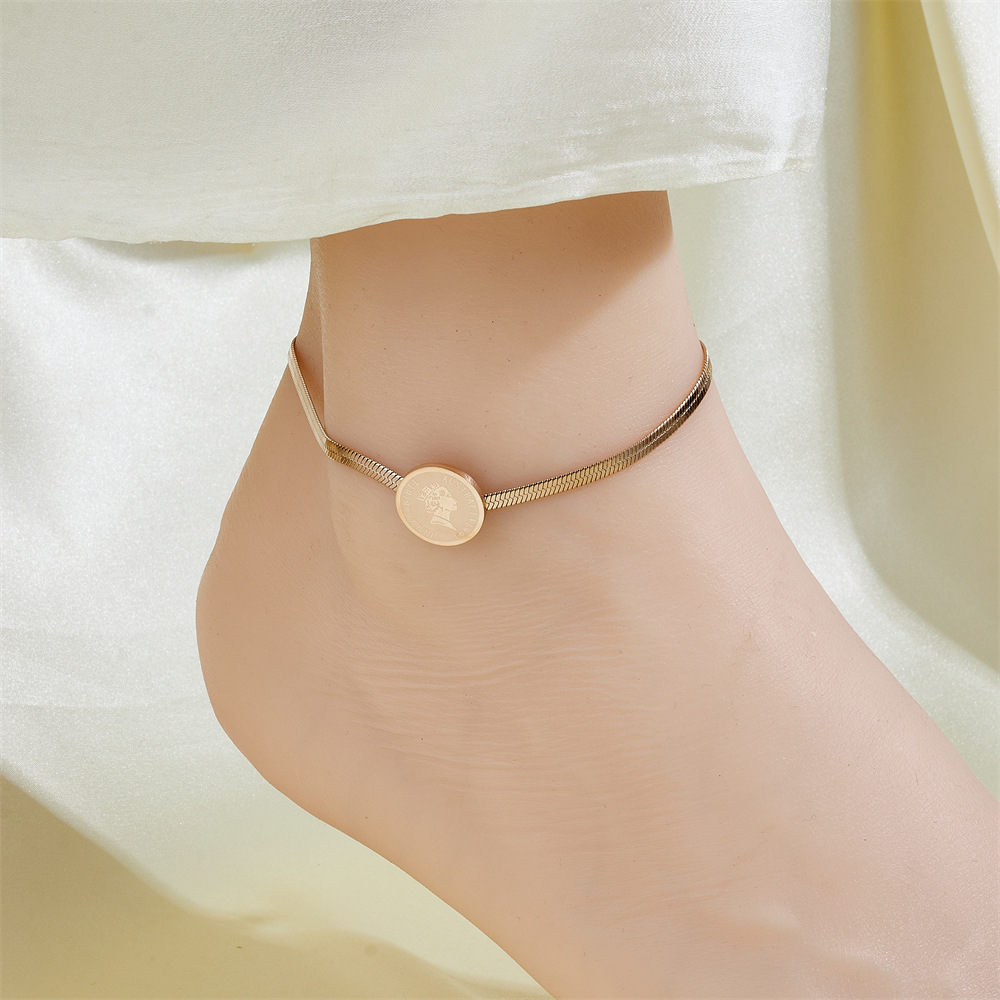 Cientos de tobilleras, tobilleras de lujo simples y ligeras, sentido femenino, accesorios de celebridades de Internet, temperamento de moda dorado de 18 quilates, cadena de pie de acero de titanio sexy